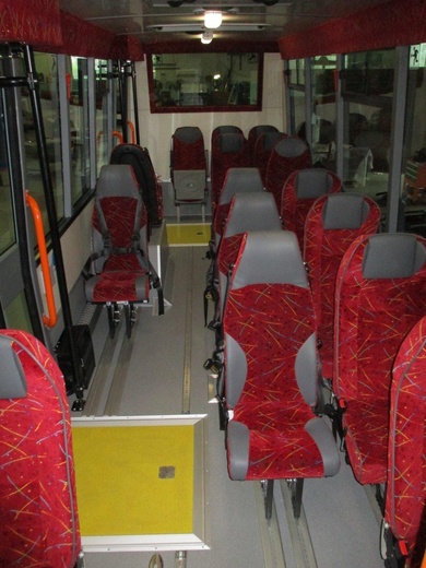 16 sedících cestujiích, nebo až 6 vozíků