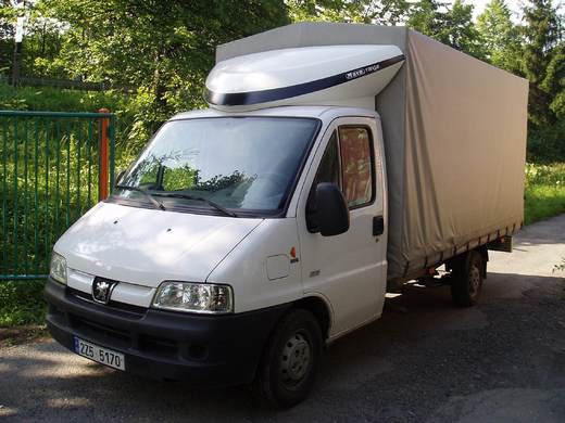 střešní spoiler na automobilu