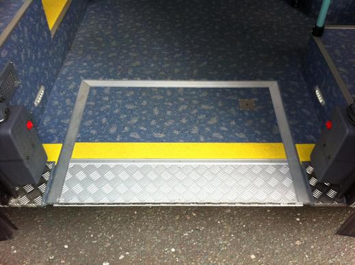 zaklopená plošina v podlaze autobusu