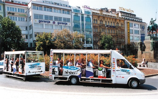 vyhlídkový autobus s vlekem pro Prahu je z roku 2005