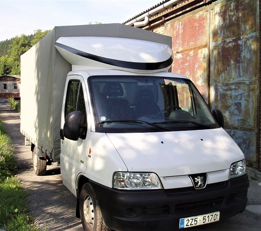 hotový výrobek na automobilu