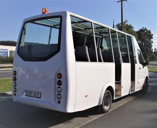 zadní stěna na hotovém autobusu