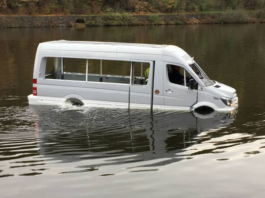 zkouška plovatelnosti nedostrojeného autobusu