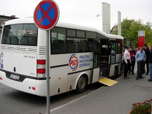 autobus s vyklopenou plošinou