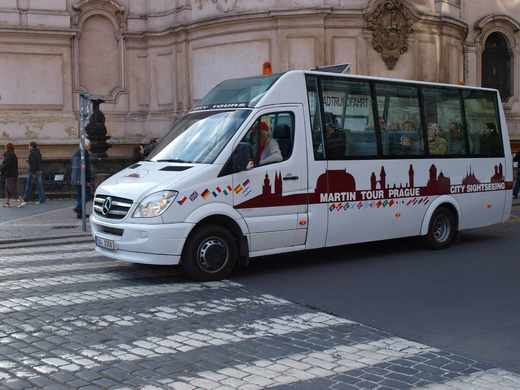 a konkrétní autobus zákazníka MartinTour vozící turisty v Praze