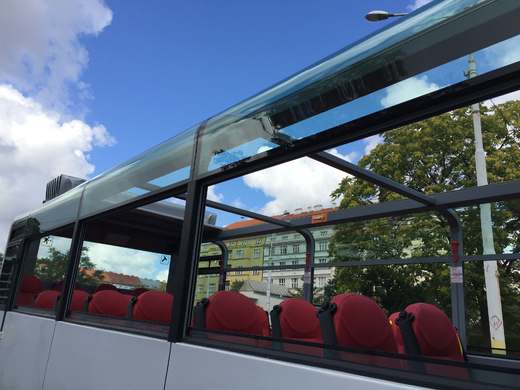 detail speciálně ohnutých bezp. střešních skel a spuštěných oken