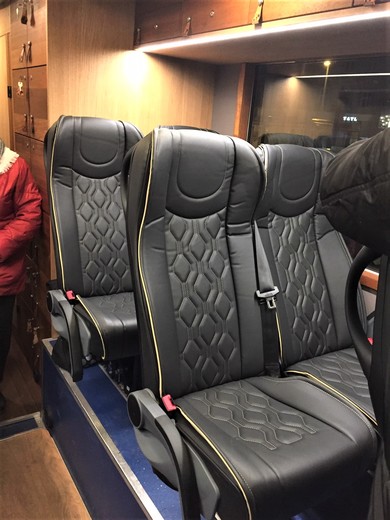 sedadla v autobusu