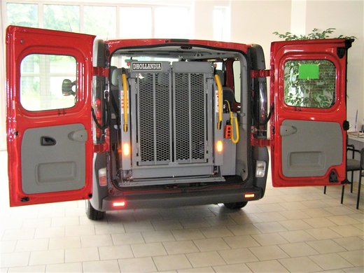 plošina v automobilu