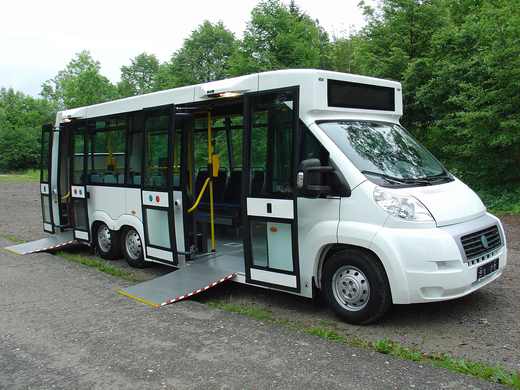 třínápravový autobus pro 22 cestujících a 2 vozíčkáře