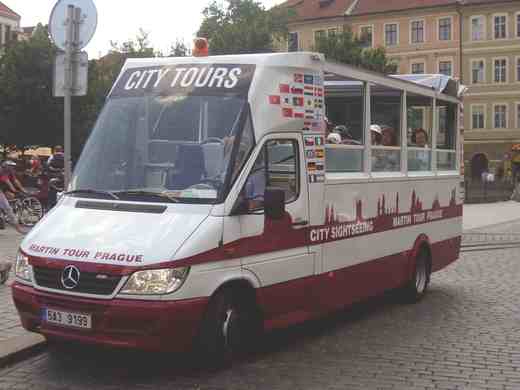vyhlídkový autobus uzavřený