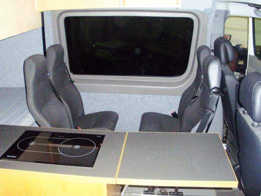 částečně obytný automobil se sedadly, postelemi a kuchyňsk
