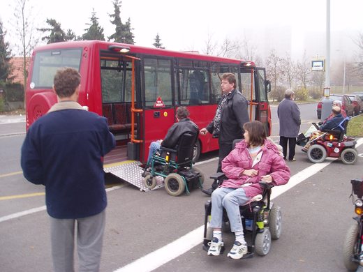 autobus s výsuvnou plošinou