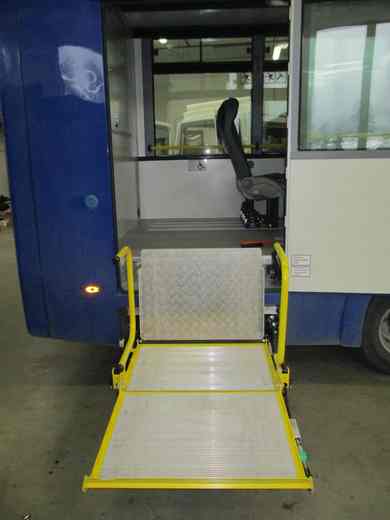el.hydraulická plošina v autobuse
