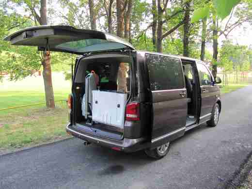 VW T5 s plošinou a místem pro vozík