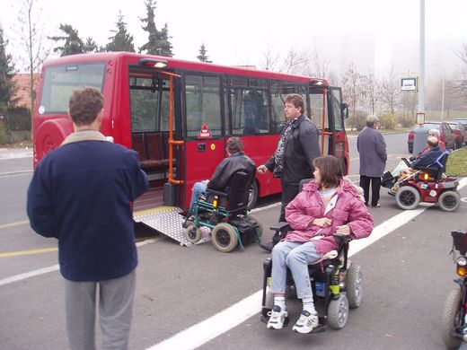 na zastávce v Plzni