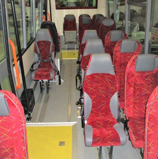 sedadla s tříbodovým i čtyřbodovým pásem
