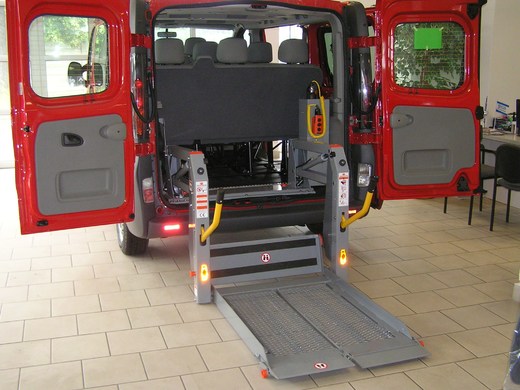 elektrohydraulická plošina v automobilu