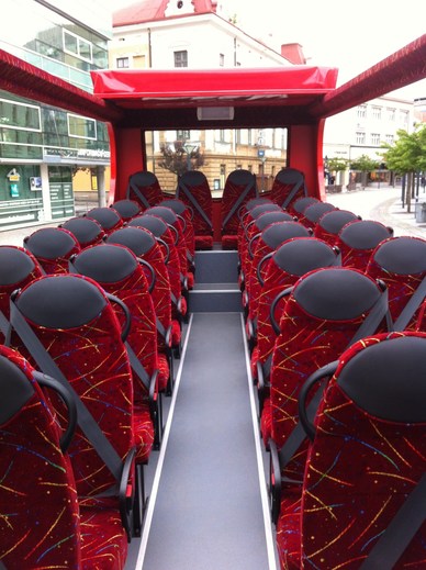 interiér otevřeného  autobusu s elektricky shrnovací střecho