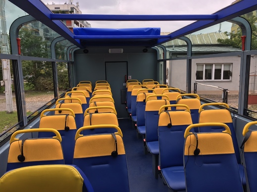interiér uzavřeného vyhlídkového autobusu, elektricky spouštěná