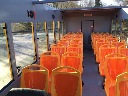 interiér uzavřeného vyhlídkového autobusu , plastová sedadla