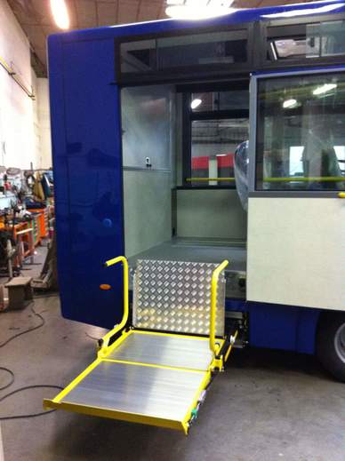 kazetová elektrohydraulická plošina v autobuse
