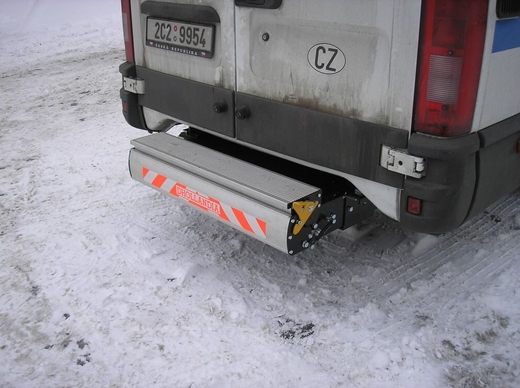 kazetová plošina upevněná vzdu pod autem