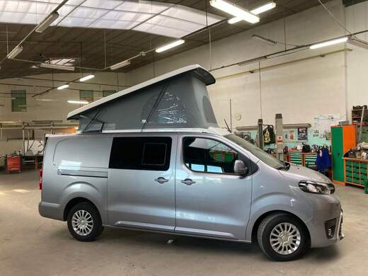 montáž výklopné střechy se spaním 1..jpg