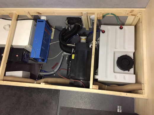 nádrž na vodu, topení s boilerem, elektronika nabíjení