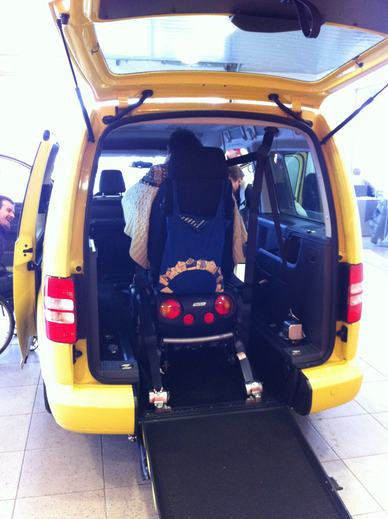VW Caddy Maxi s najetým vozíkem.jpg