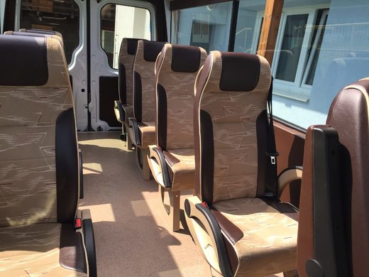 pevná sedadla v shuttle bus