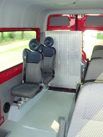 shuttle bus s pevnými a otočno sklopnými sedadly
