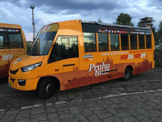 vyhlídkový autobus uzavřený s ručně zatahovací střechou