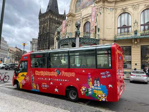 vyhlídkový bus na stanovišti.jpg
